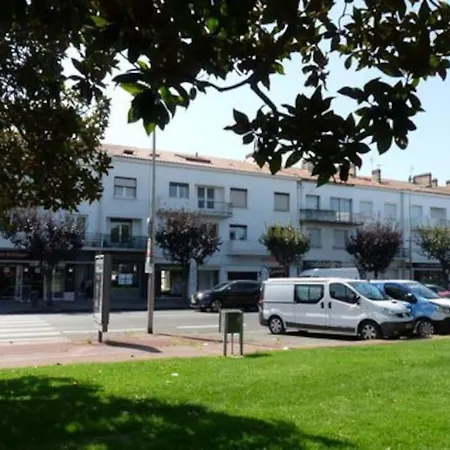T3* Plage/gare/centre ~300m +box-auto +fibre/wifi 아파트 로양